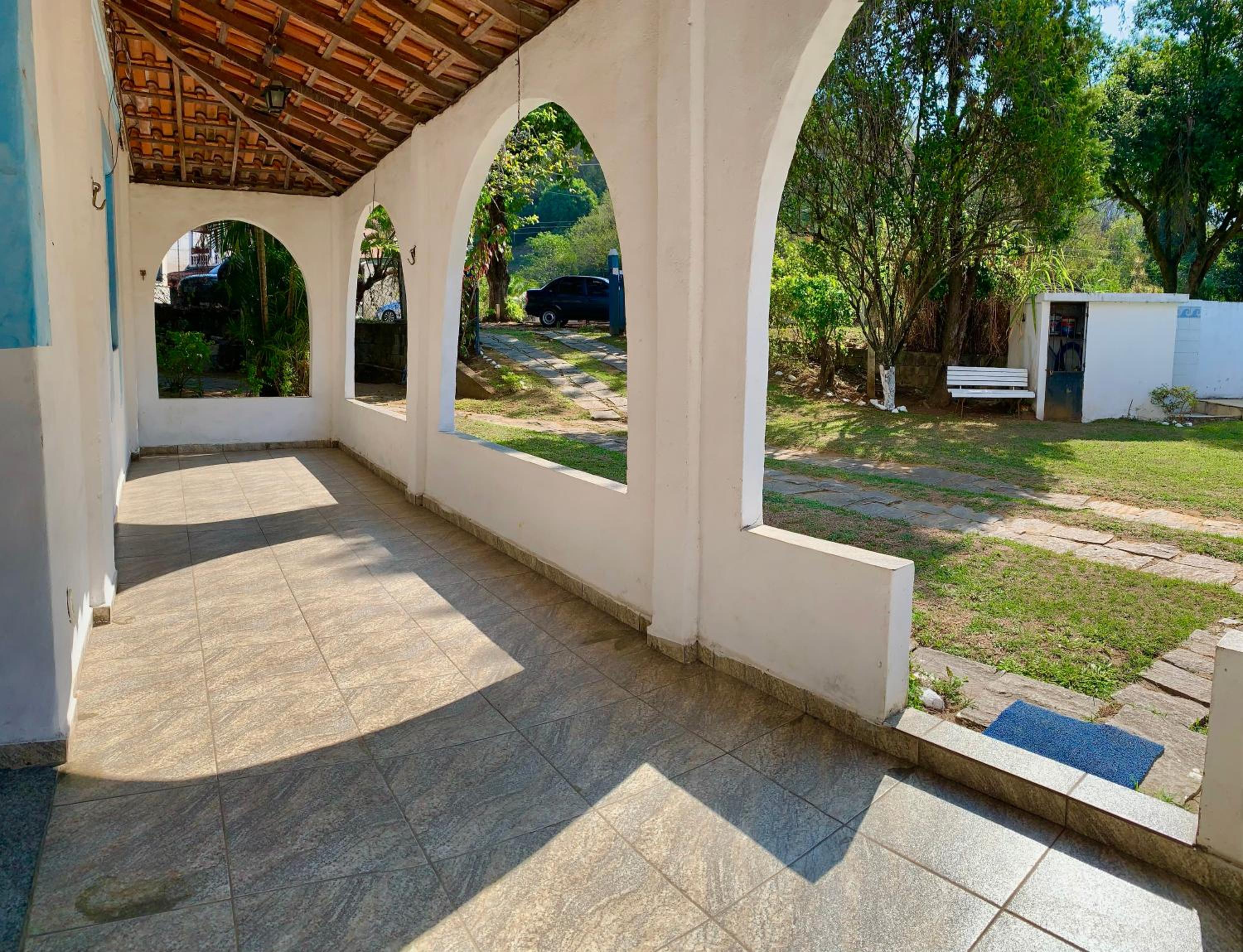 Casarão Miguel Pereira - Refúgio na Natureza com Lareira Externa, Piscina, Fondue e Amplo Jardim - 12 Min do Parque Terra dos Dinos