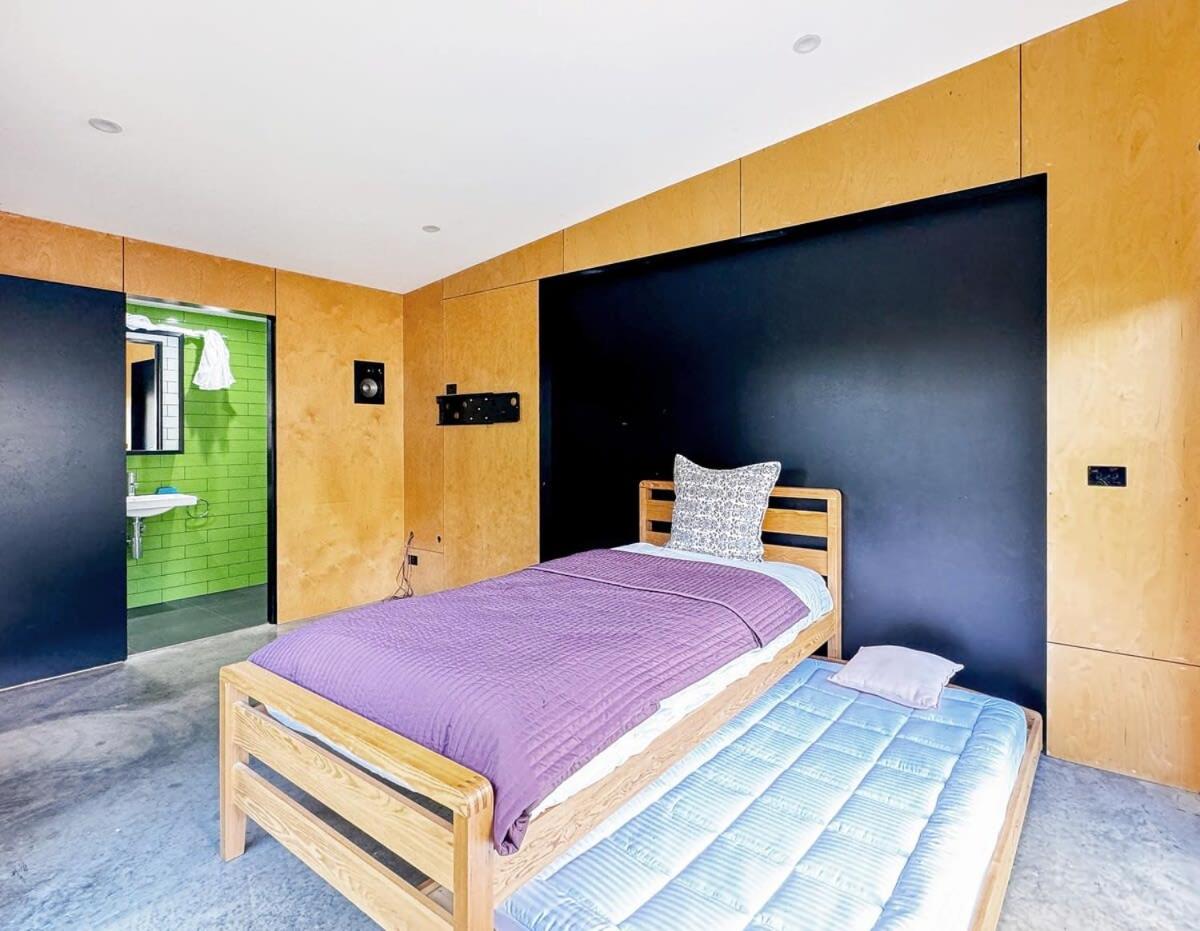 Camberwell Holiday Home With Pool
