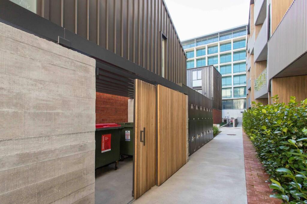 Central Location New Luxury Secure Park 3 Mins CBD view 4