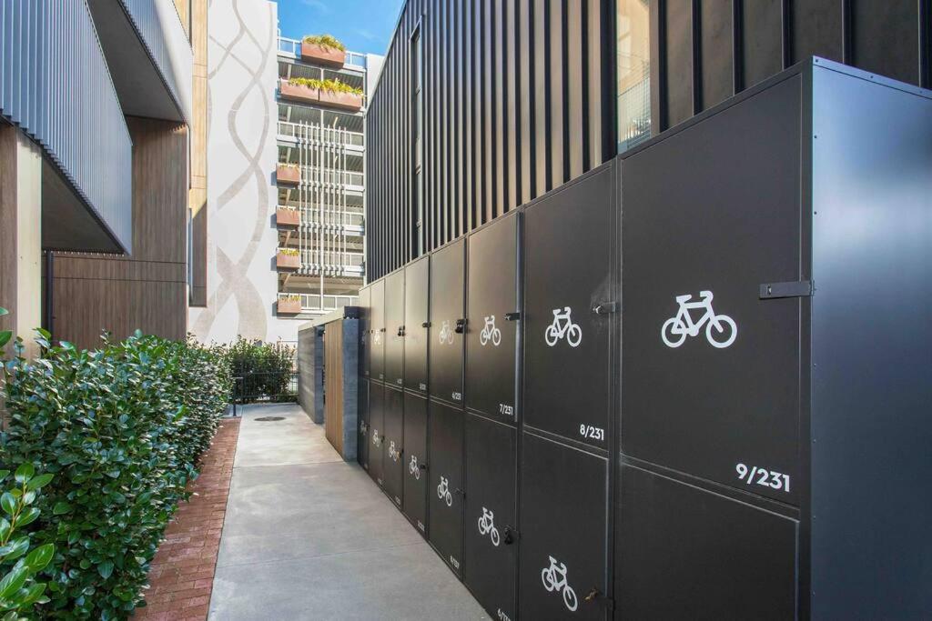 Central Location New Luxury Secure Park 3 Mins CBD view 5