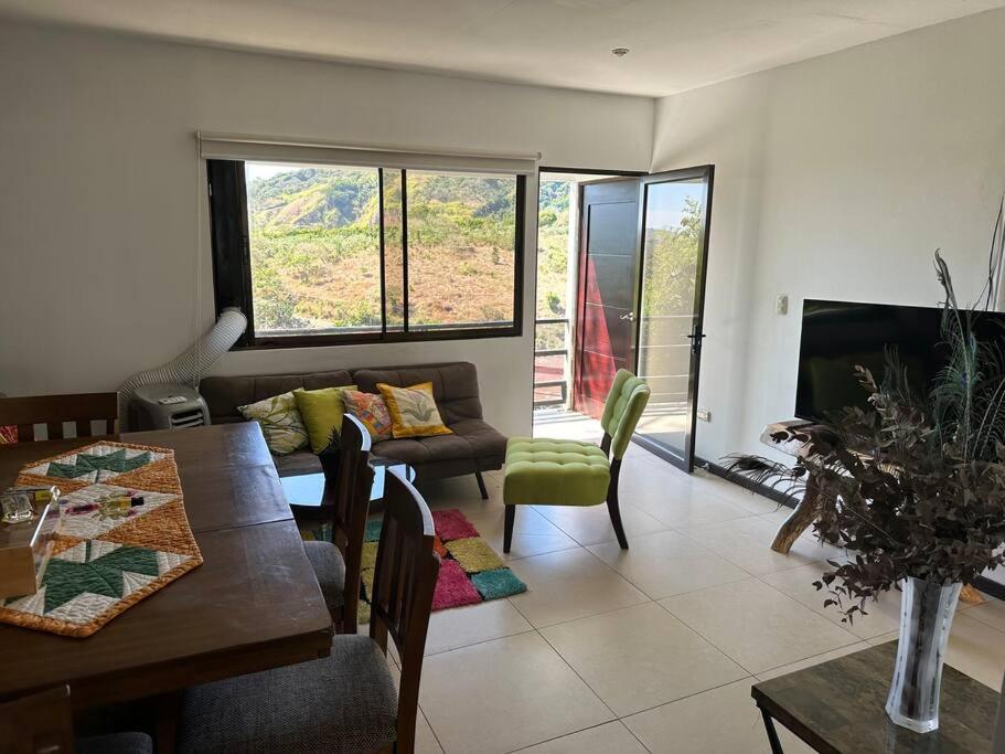 Casa mirando a la montaña, camino al volcán