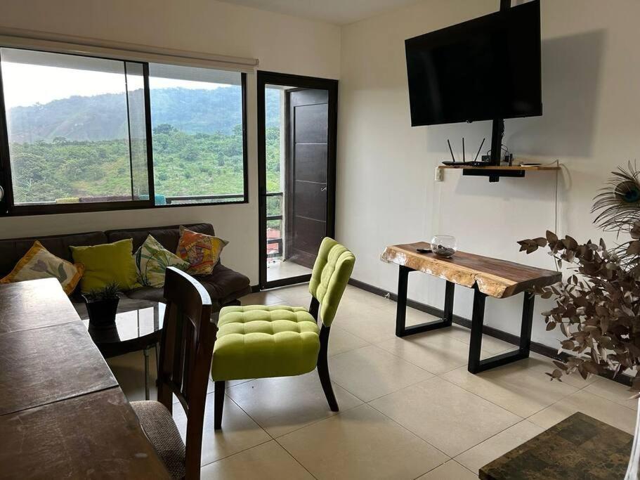 Casa mirando a la montaña, camino al volcán
