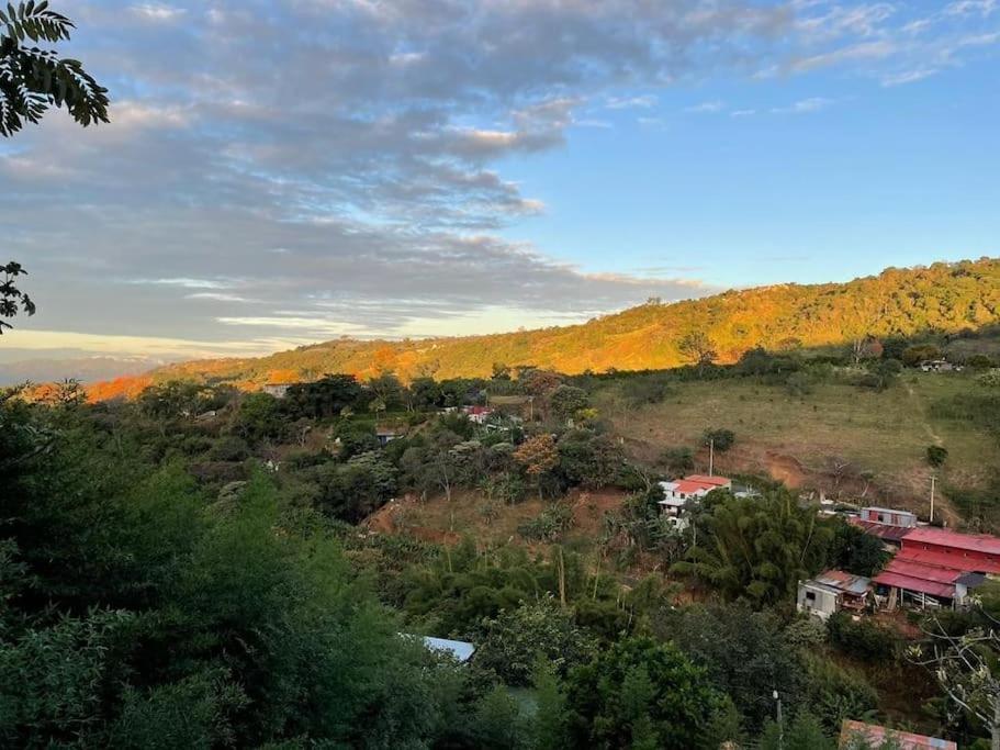 Casa mirando a la montaña, camino al volcán