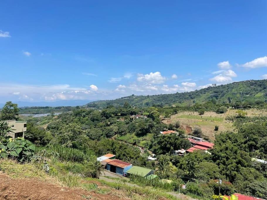 Casa mirando a la montaña, camino al volcán
