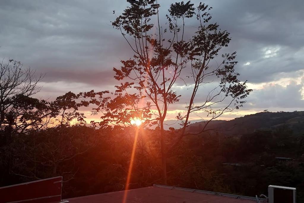 Casa mirando a la montaña, camino al volcán