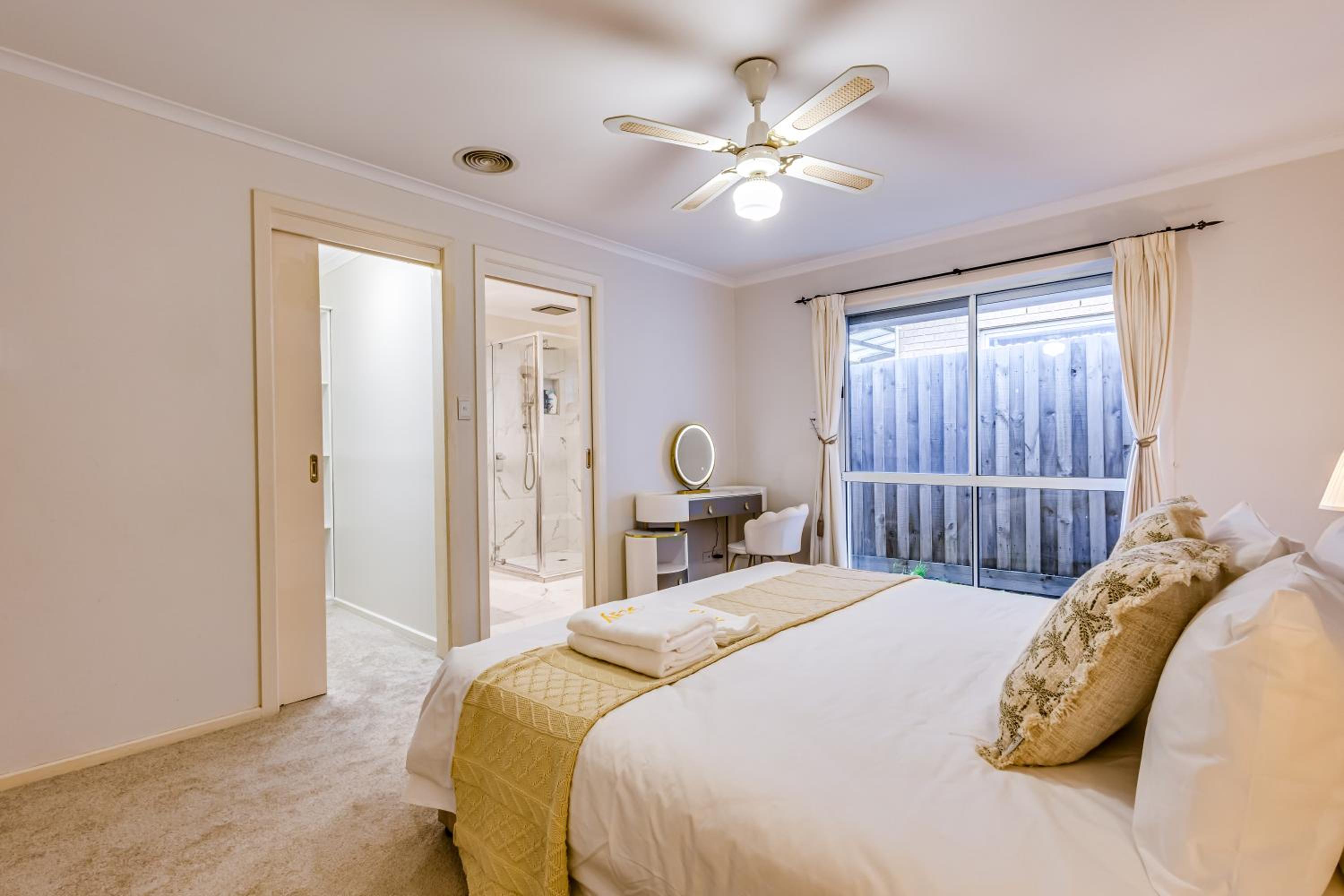 StayAU Tranquil 4BR Lakeside Retreat in Seabrook