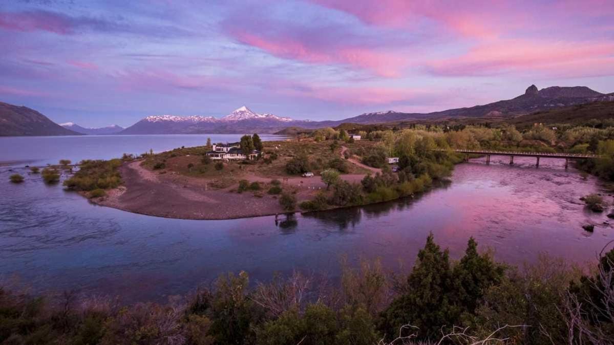 Cabaña frente al lago Huechulafquen y volcán Lanín
