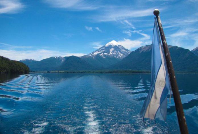 Cabaña frente al lago Huechulafquen y volcán Lanín