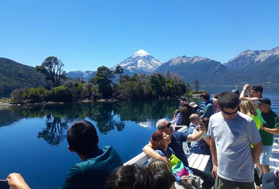 Cabaña frente al lago Huechulafquen y volcán Lanín