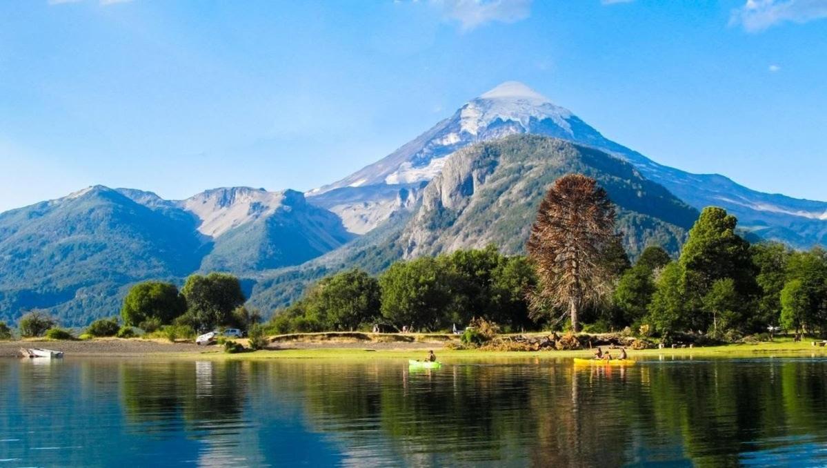 Cabaña frente al lago Huechulafquen y volcán Lanín