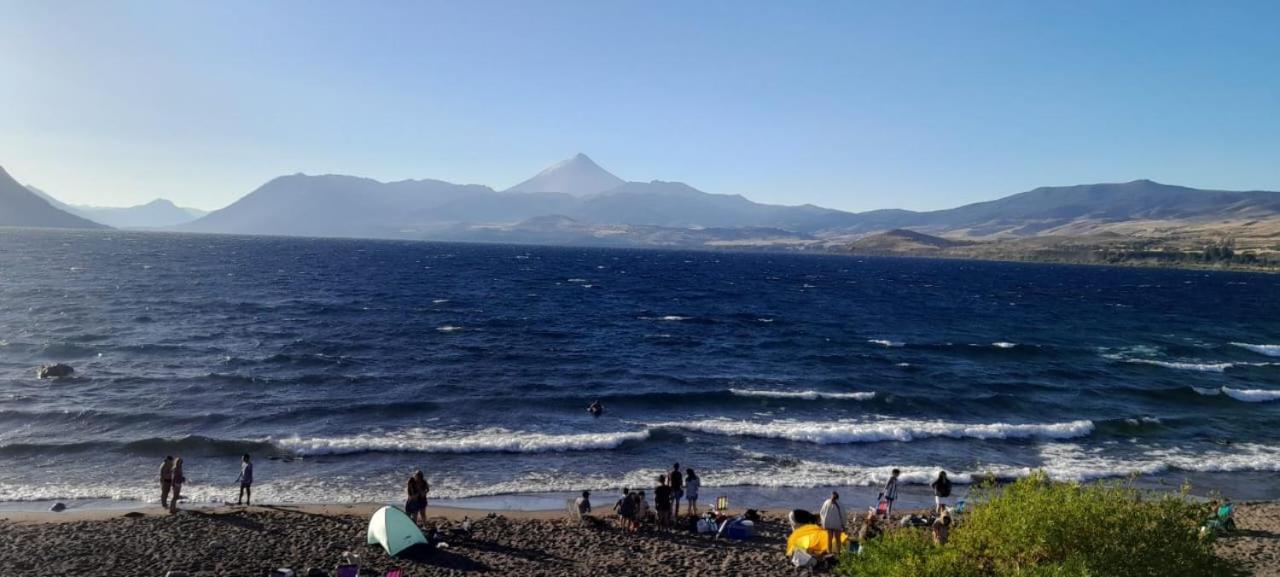 Cabaña frente al lago Huechulafquen y volcán Lanín