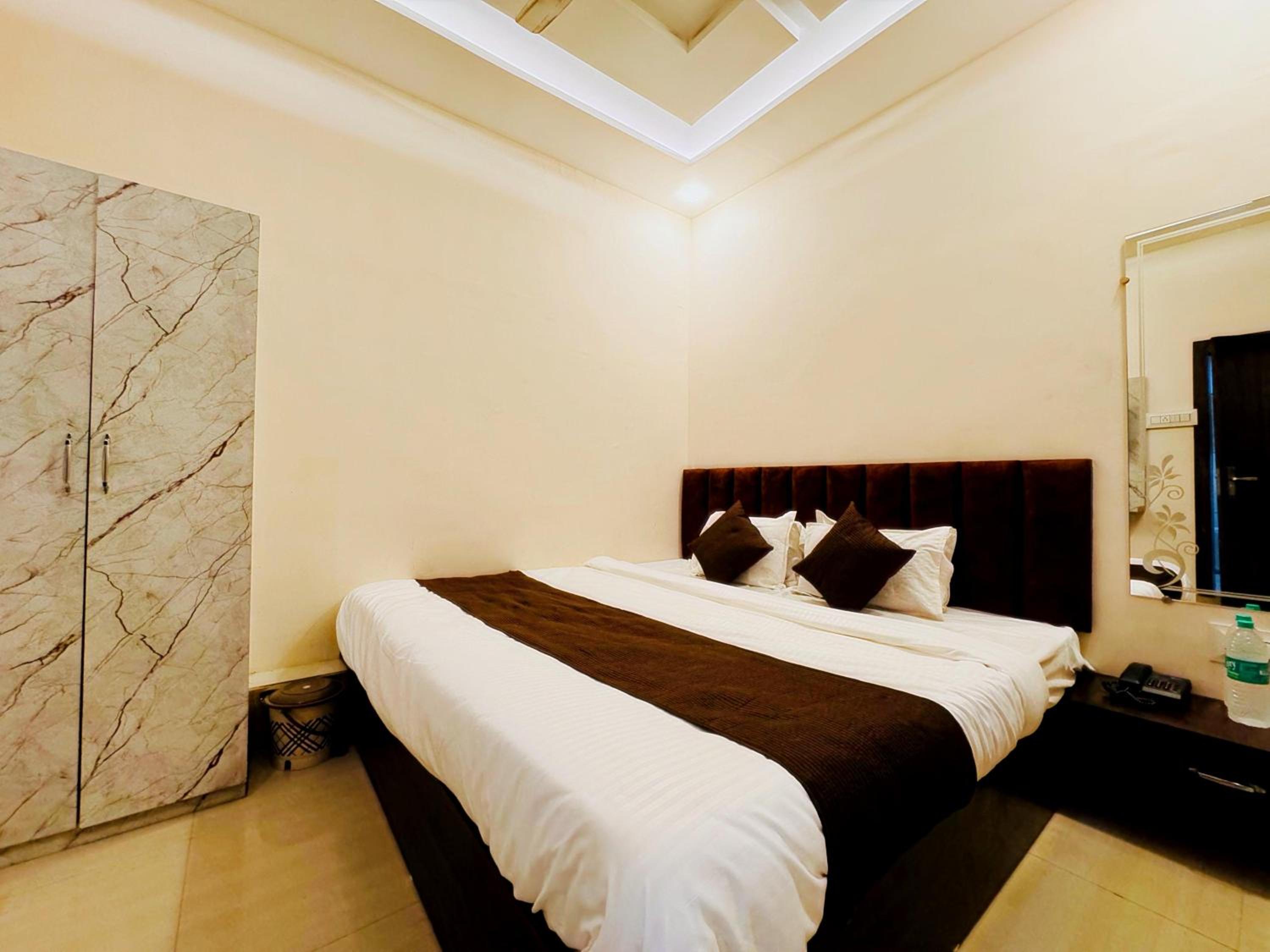 Hotel Hariom Palace view 3