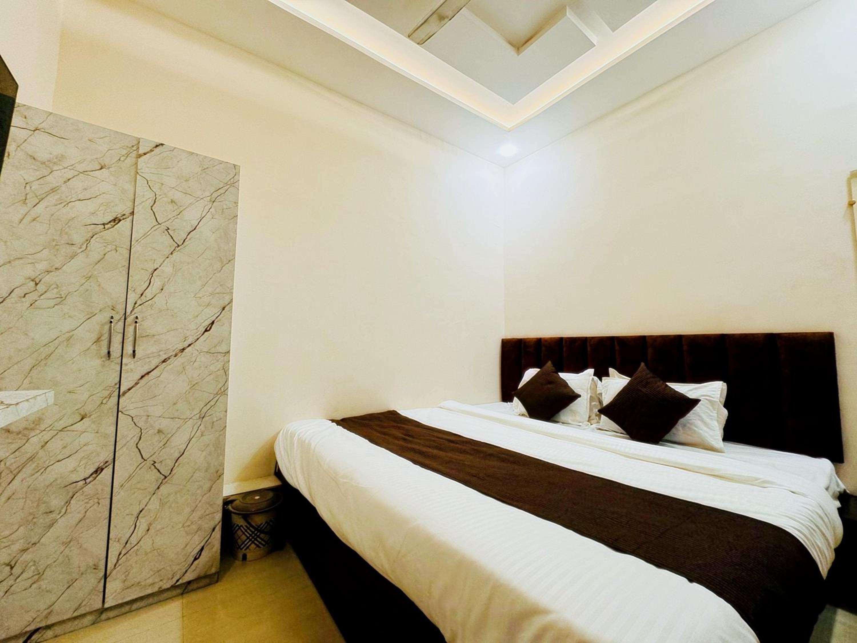 Hotel Hariom Palace view 2