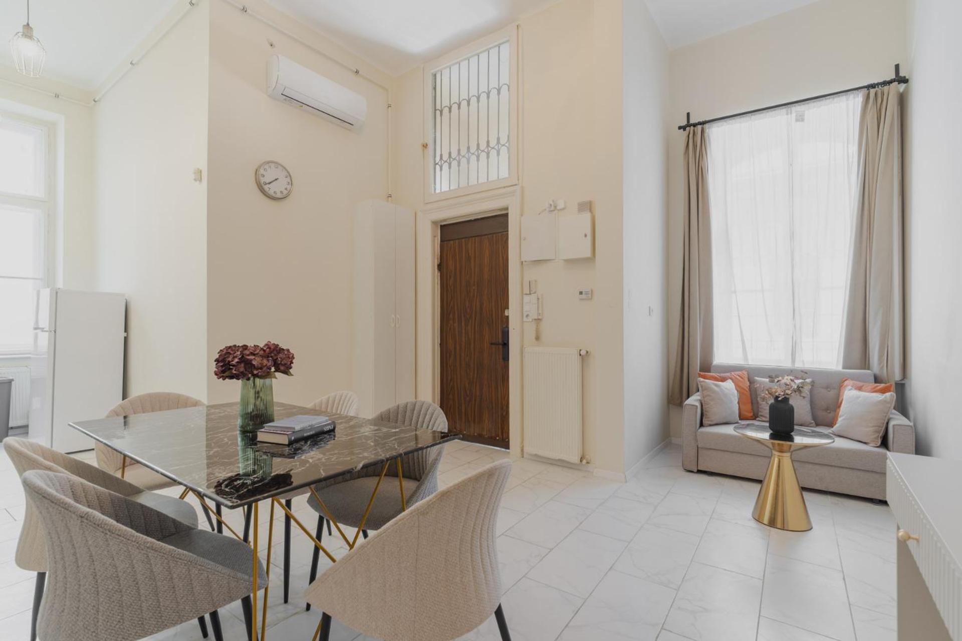 Cozy Boulevard Apartment in the Heart of Budapest view 4