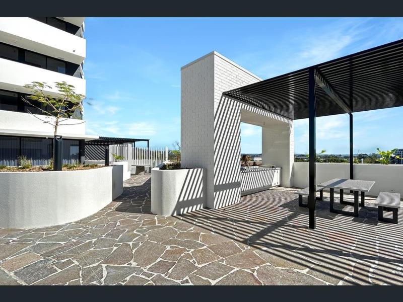 Breakfast & Dinner Included - Top-Floor Apartment Maroochydore CBD