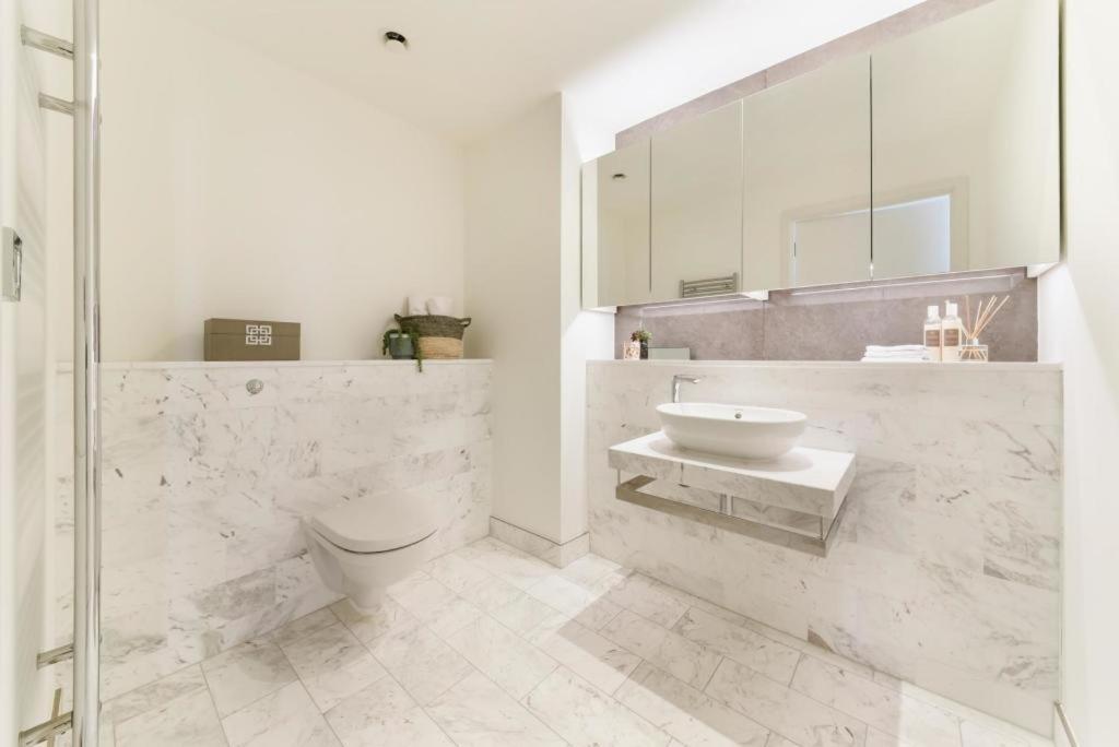High level near Canary Wharf-O2-Excel-London Bridge-Waterloo-Westminster-Bond street