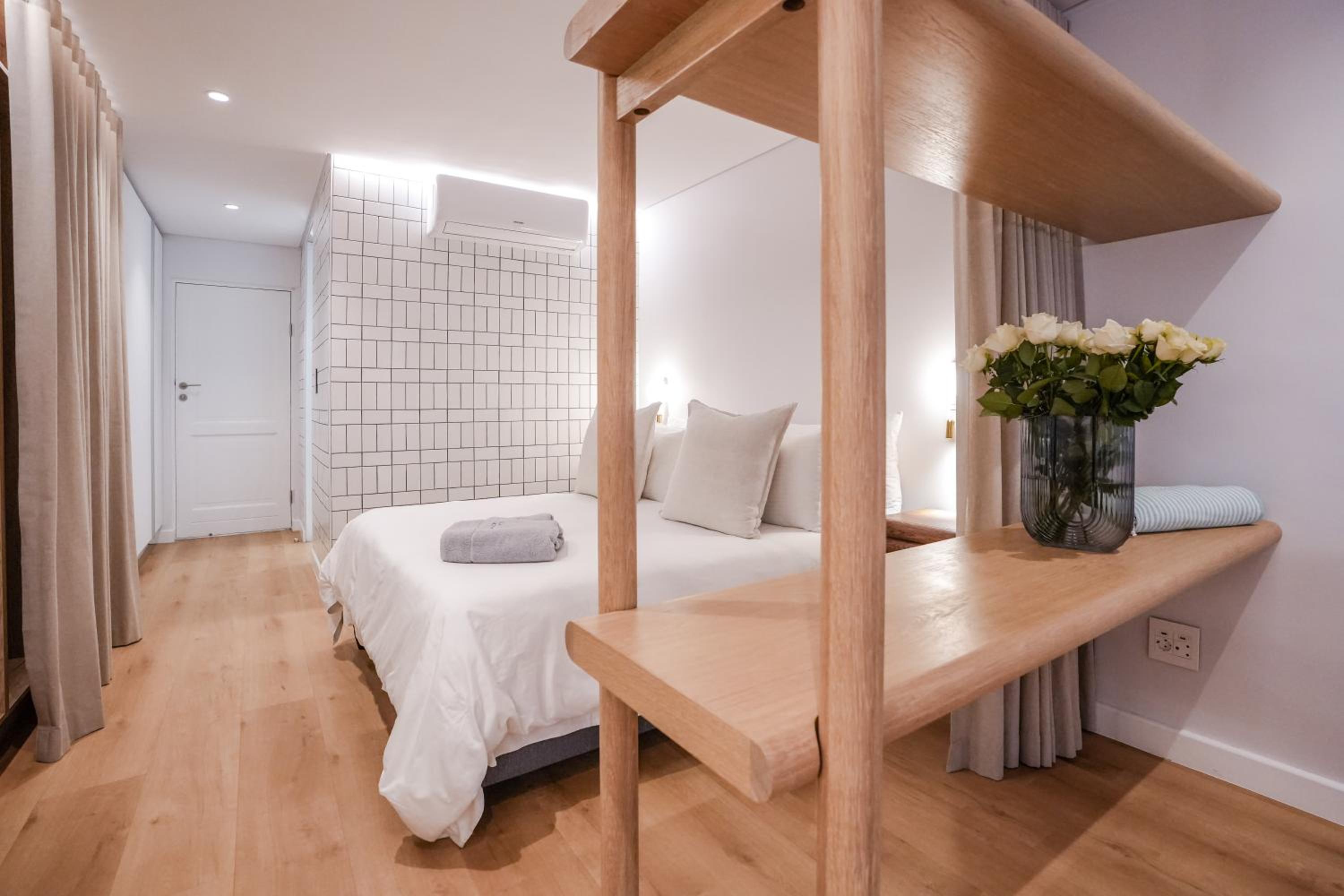Seaside 9 l Stylish Aparthotel in Three Anchor Bay view 3