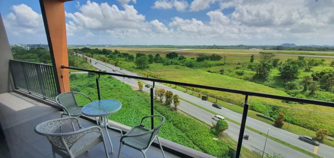 24'HR CHECK IN H'FLOOR SARADISE ECHELON KUCHING LUXURY BALCONY CONDO FACING AIRPORT 3R2B-2Cpark photo 7