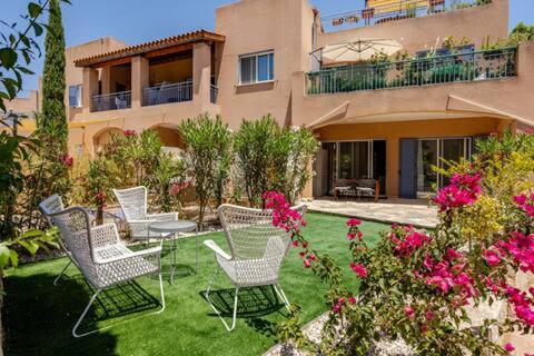 Großes Apartment in idyllischer Anlage, strandnah in Mandria, Paphos