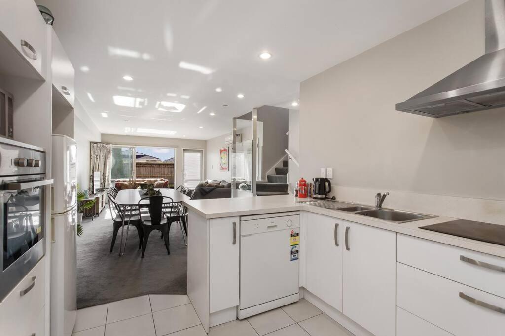 Handy Riccarton Hagley Park CBD 10 Mins view 3