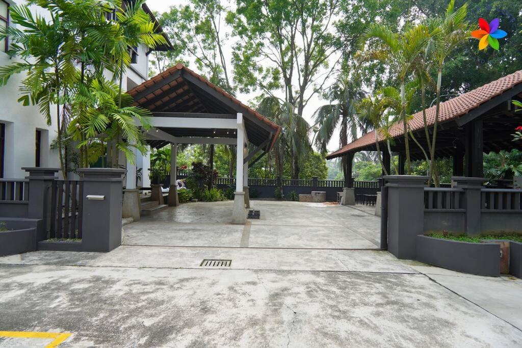 Damansara Villa with Pool - Electronic Dart, BBQ, Karaoke