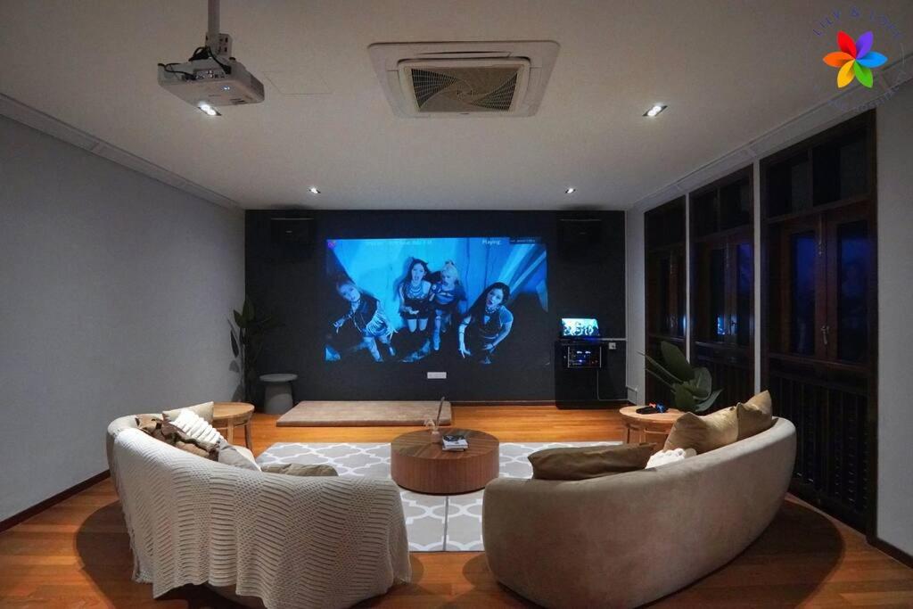 Damansara Villa with Pool - Electronic Dart, BBQ, Karaoke