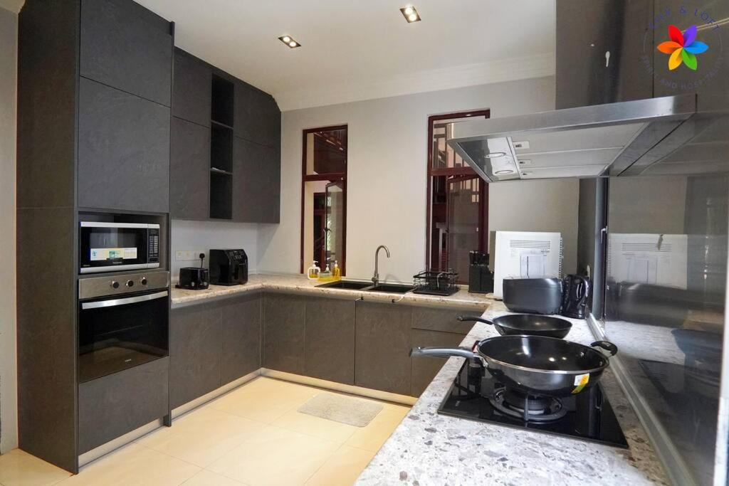 Damansara Villa with Pool - Electronic Dart, BBQ, Karaoke