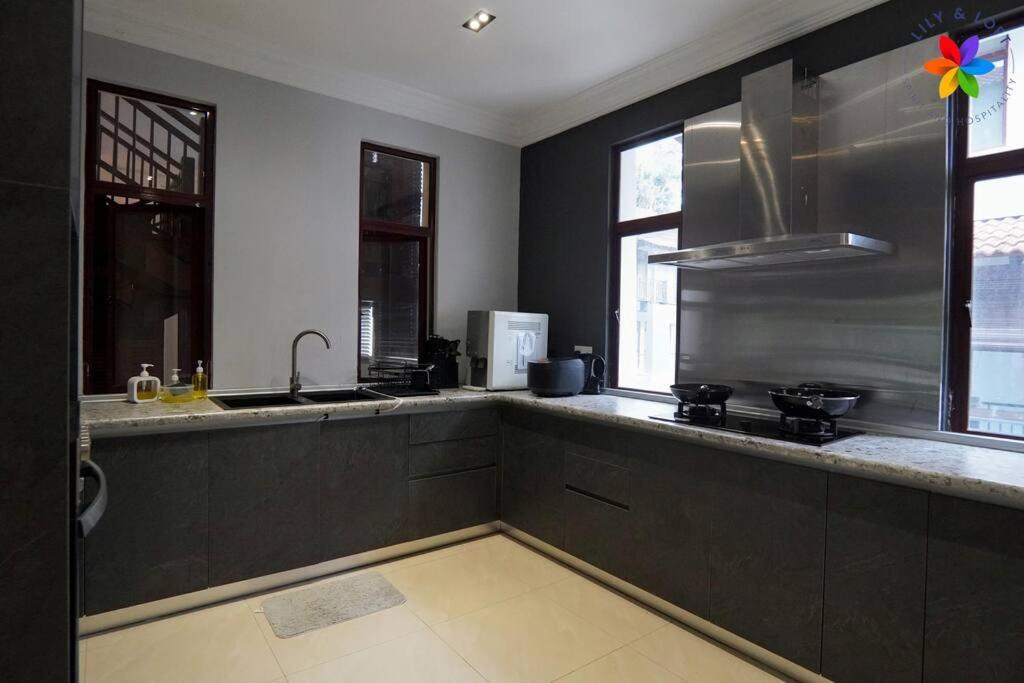 Damansara Villa with Pool - Electronic Dart, BBQ, Karaoke