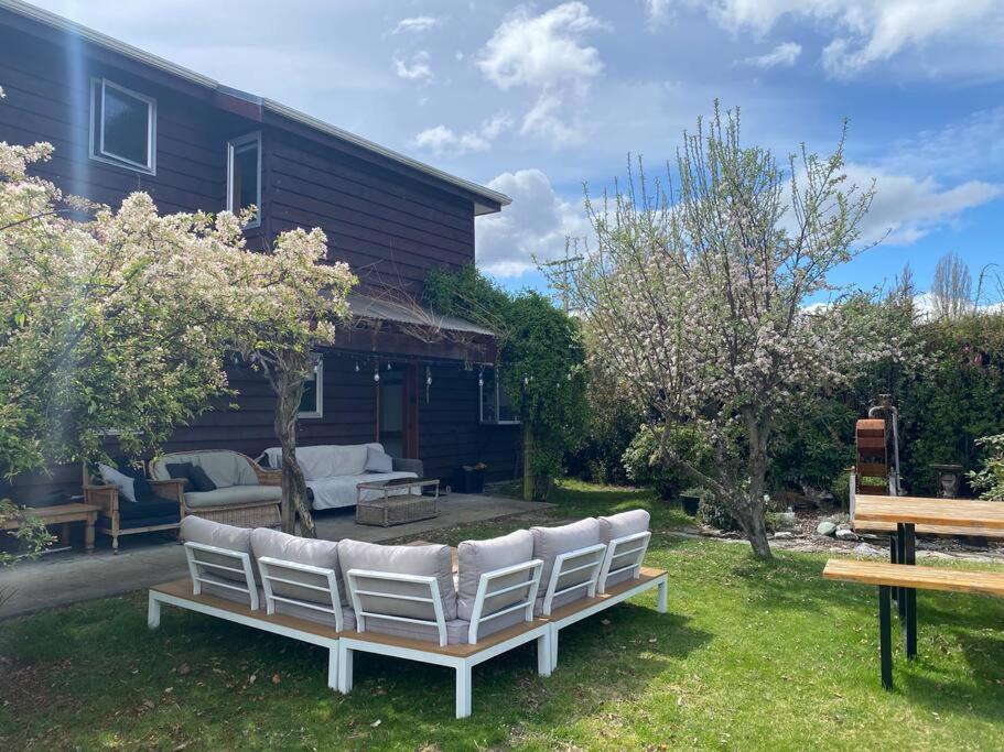 Entire house and garden - River Retreat view 4