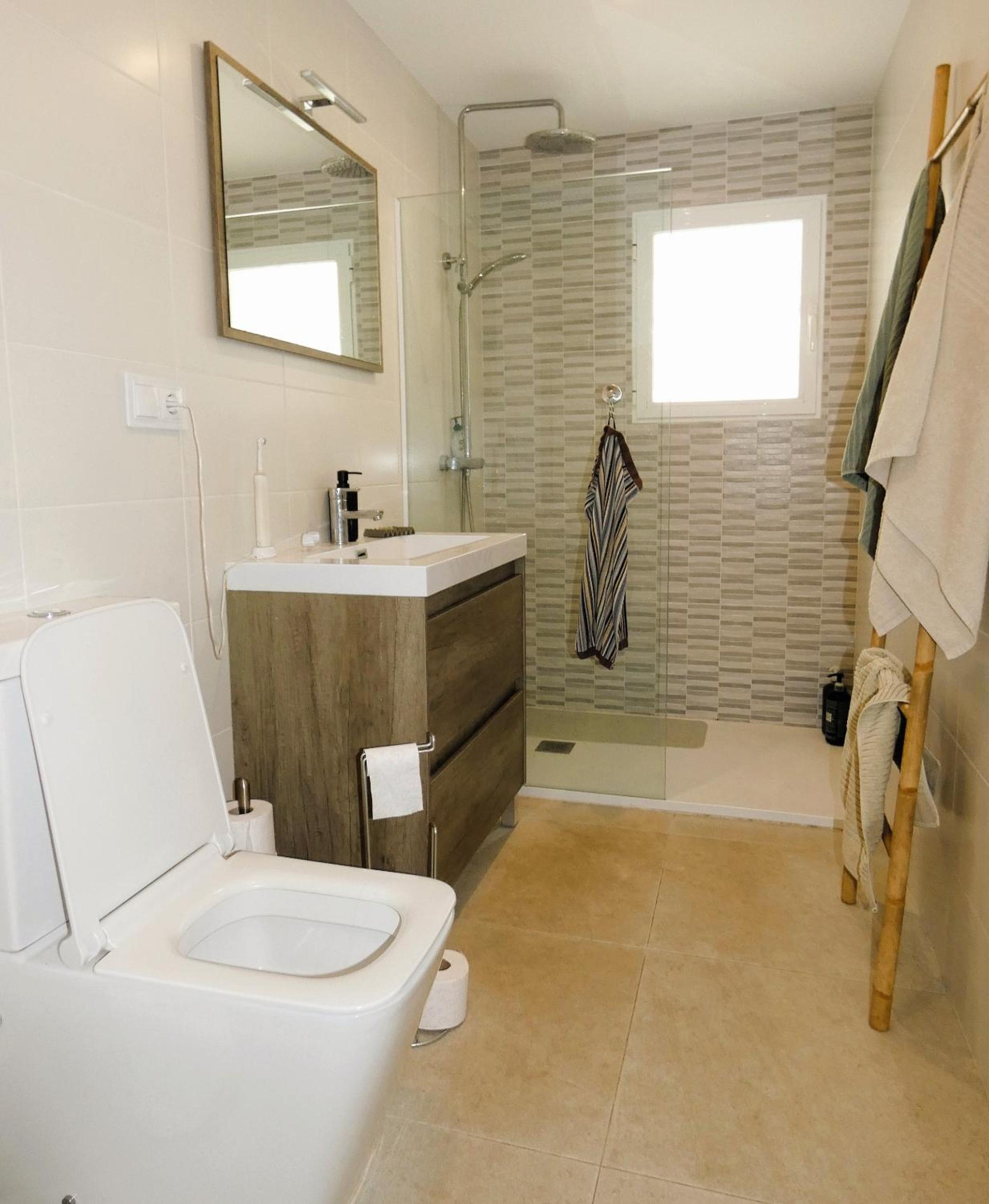 Beautiful open 3 bed apartment view 4