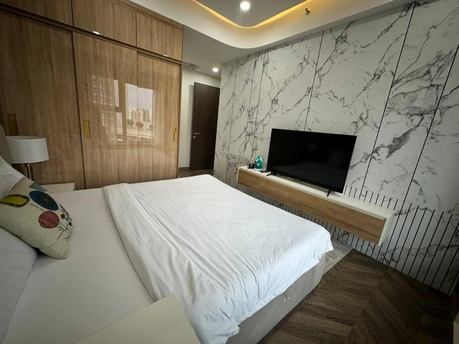 2 bedrooms Midtown M8 City view