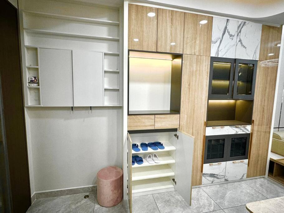 2 bedrooms Midtown M8 City view