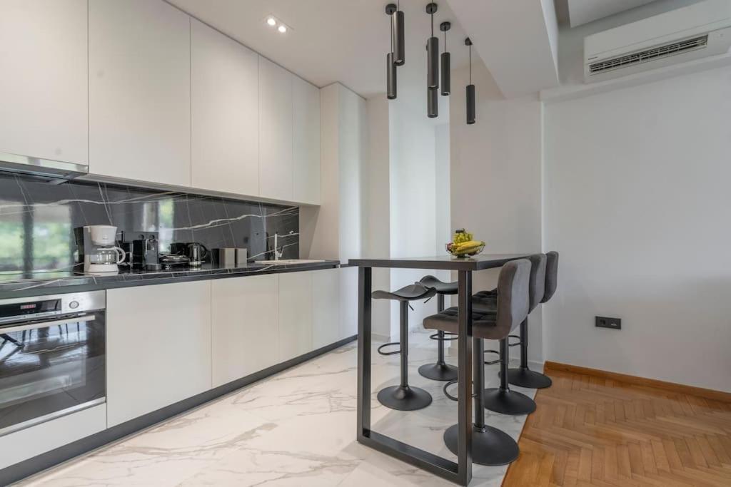 Voula's 2BR Escape Elegant and Stylish Living