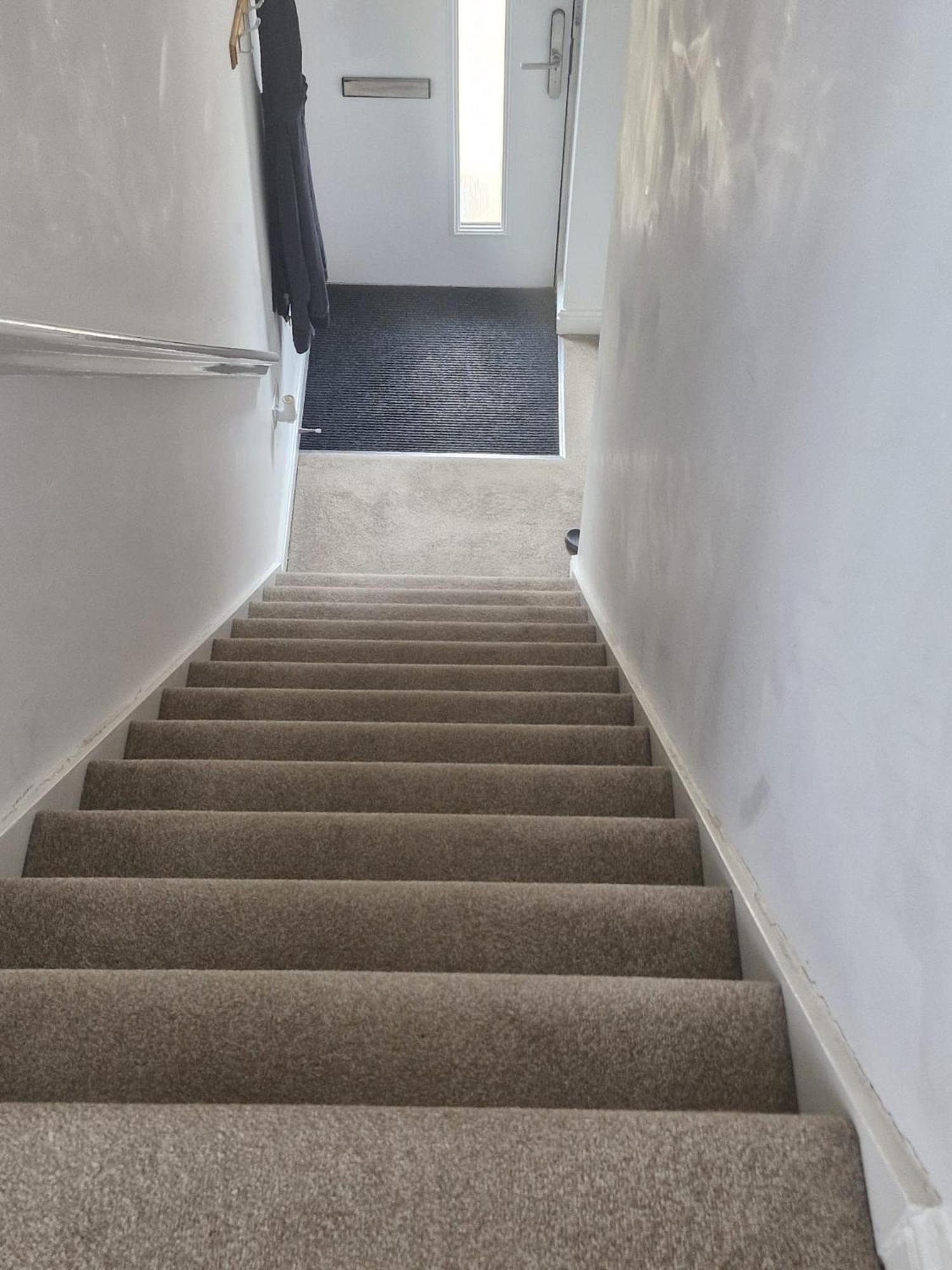 The Lancers, Cheriton, Kent - Modern Double Room with En-Suite, Parking & Fast WiFi - Close to Channel Tunnel view 4