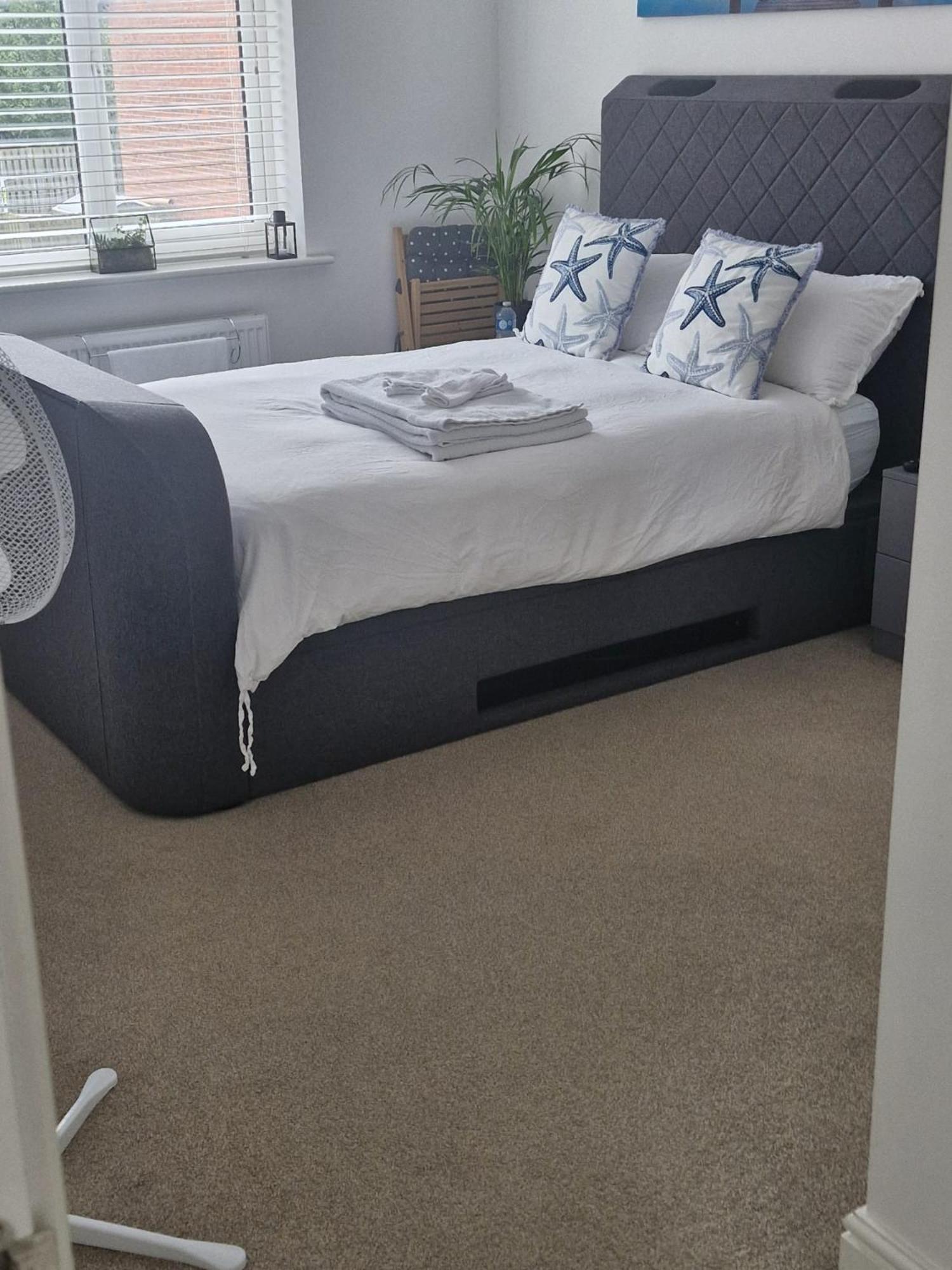 The Lancers, Cheriton, Kent - Modern Double Room with En-Suite, Parking & Fast WiFi - Close to Channel Tunnel view 2