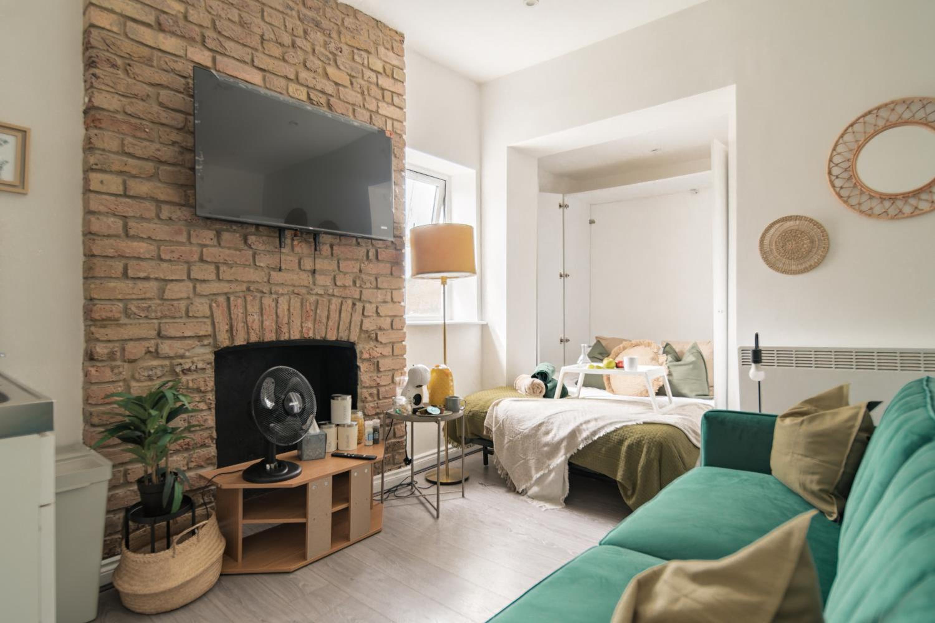 Studio Apartments By LiveStay Short Lets & Serviced Accommodation London with Free WiFi view 4