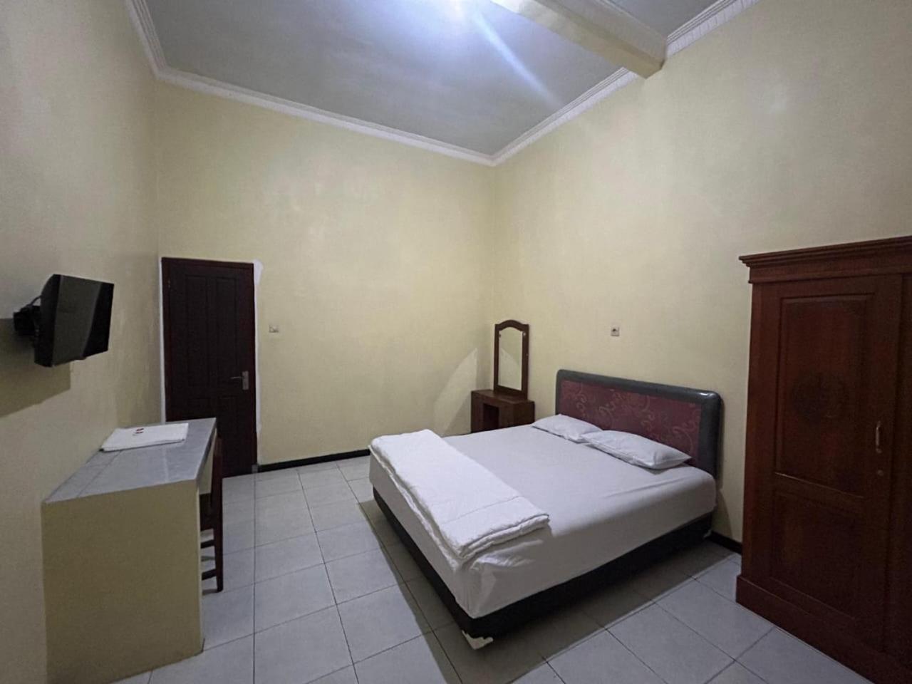RedDoorz at Ratu Homestay Syariah Near Lippo Mall Banyuwangi