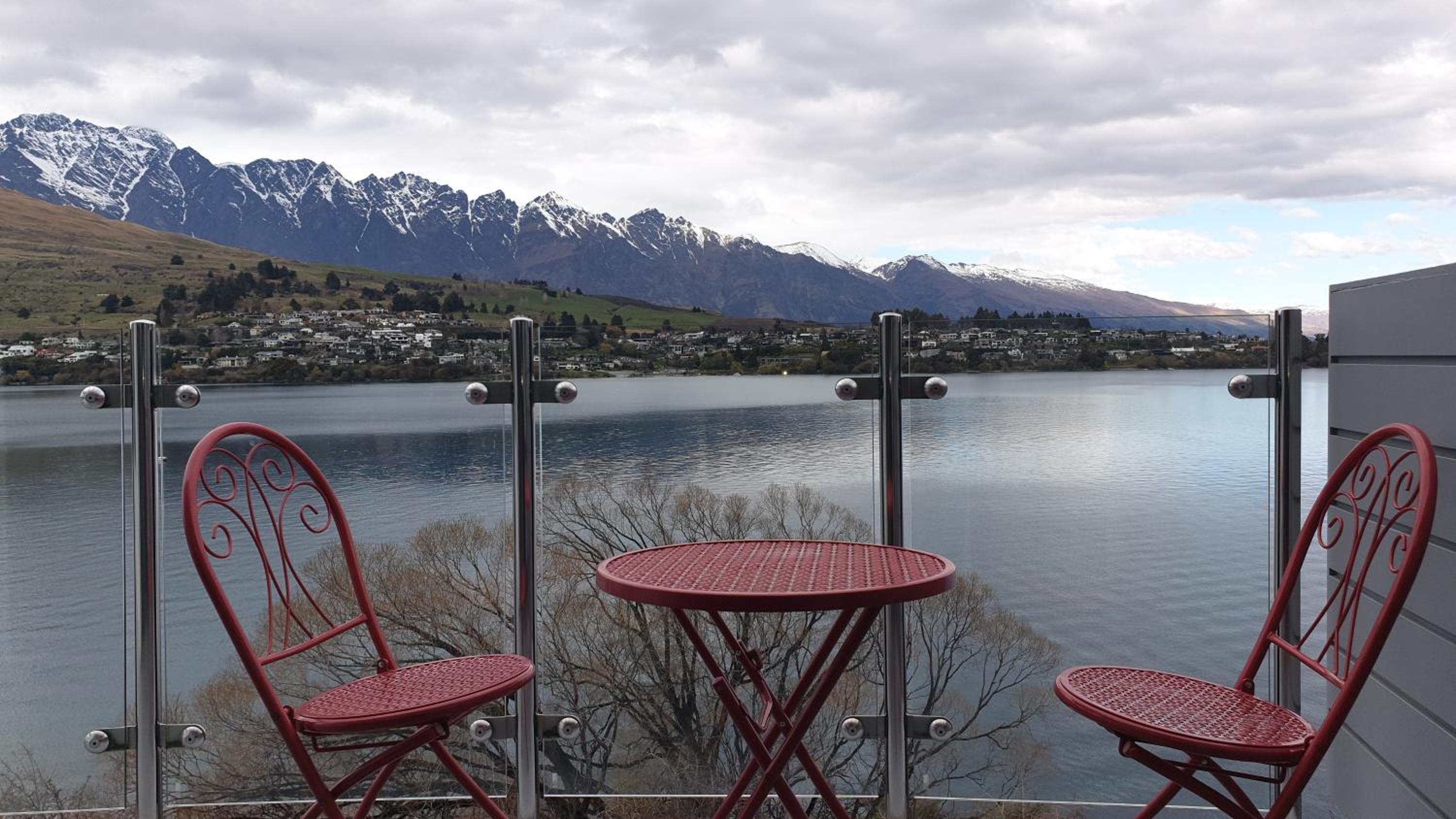 Fantastic Views! The Point Apartment