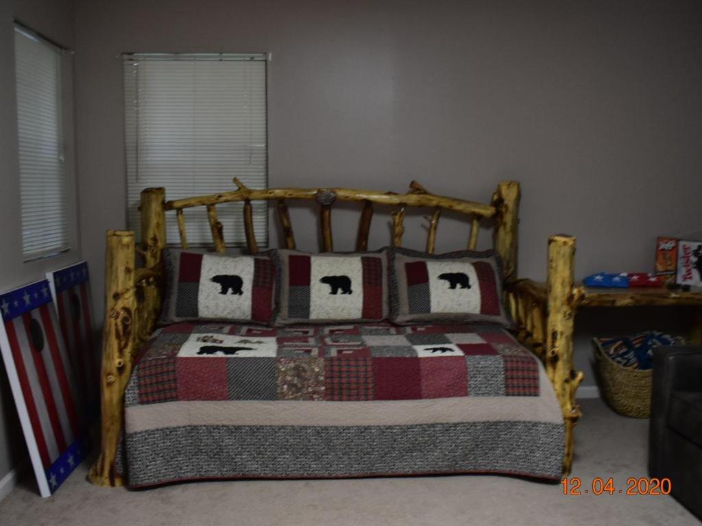 2 Miles to Parkway, Hot Tub, Pool Table, Air Hockey, Fire Pit! view 5