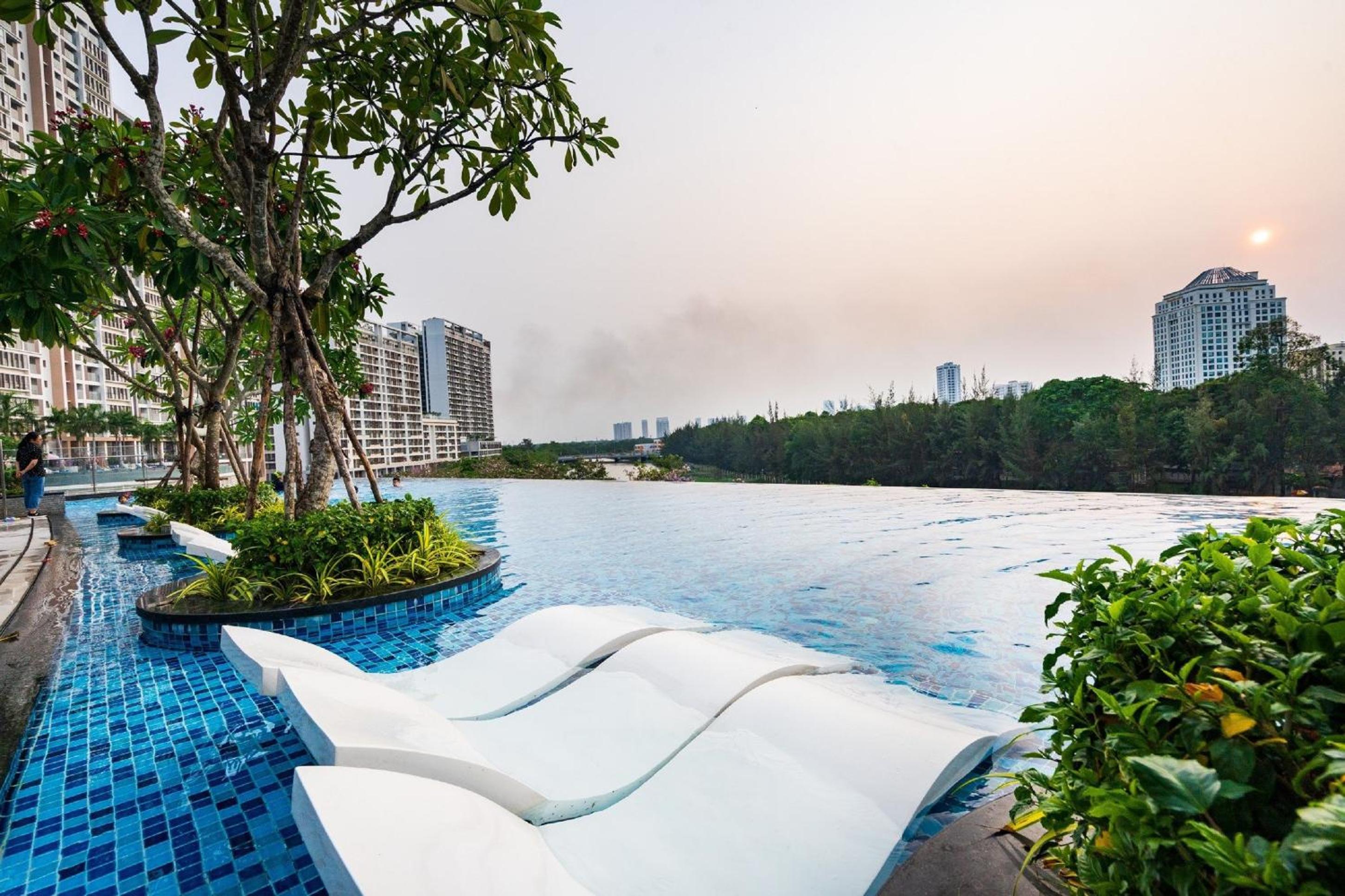 2 bedrooms Midtown M8 City view