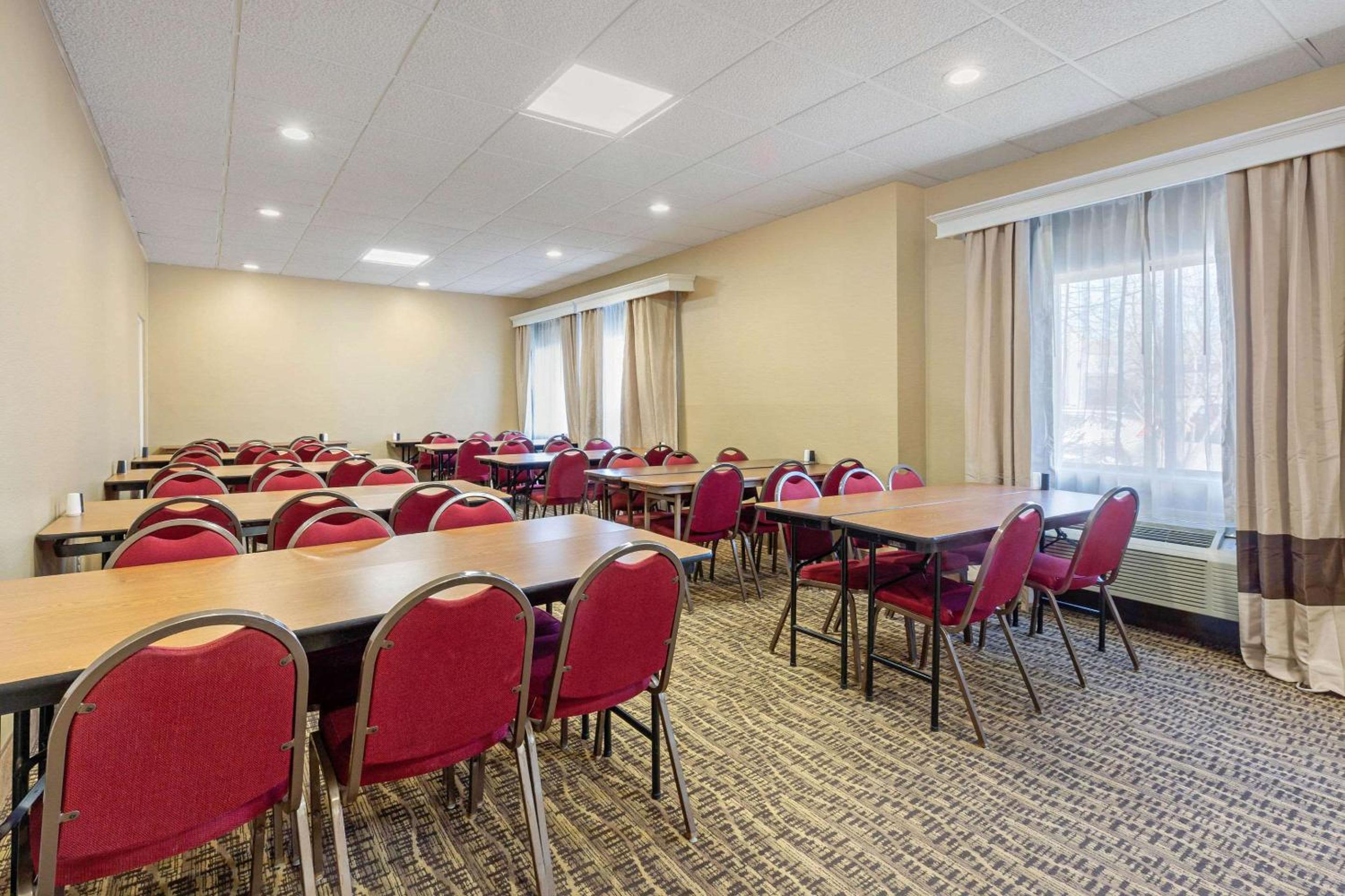 Rutland Vacations - Comfort Inn Rutland - Killington - Property Image 9