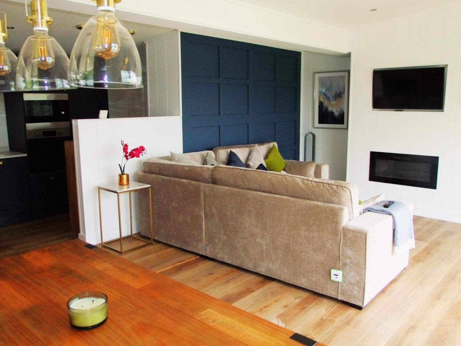 Phoenix Lodge - Luxury 2 ensuite bedrooms, lakeside views view 4