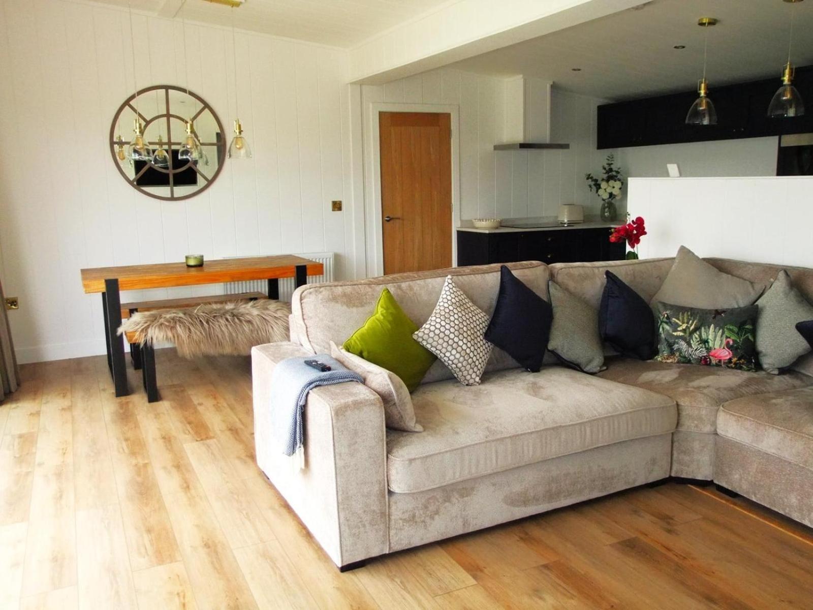 Phoenix Lodge - Luxury 2 ensuite bedrooms, lakeside views view 3
