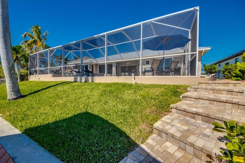CoralVilla Lazy Days - comfortable, pool & spa, great boat location