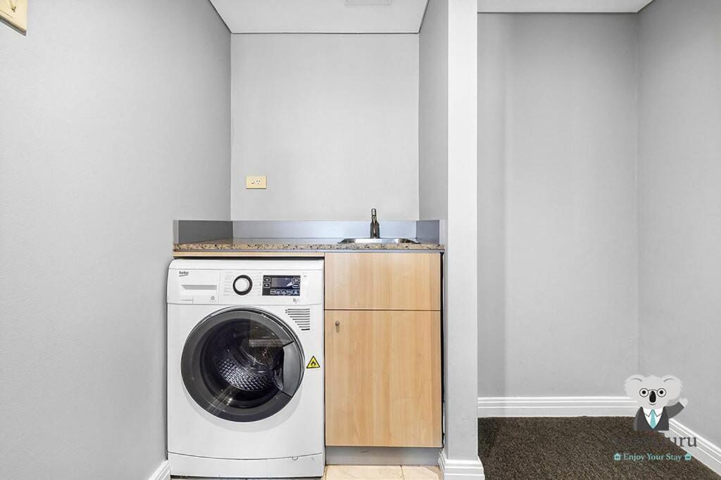 KozyGuru | Central Sydney | 2 Bed 2 Bath City View
