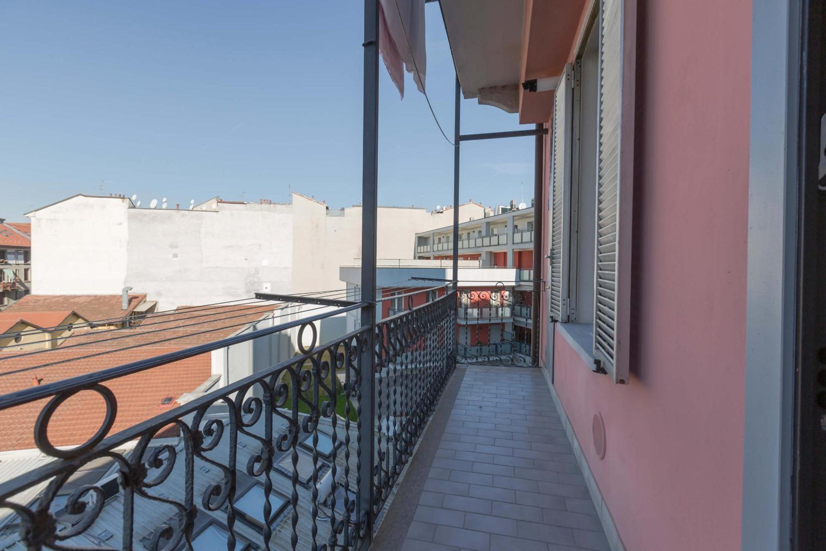 Stylish Studio, Skyline View, Modern Amenities