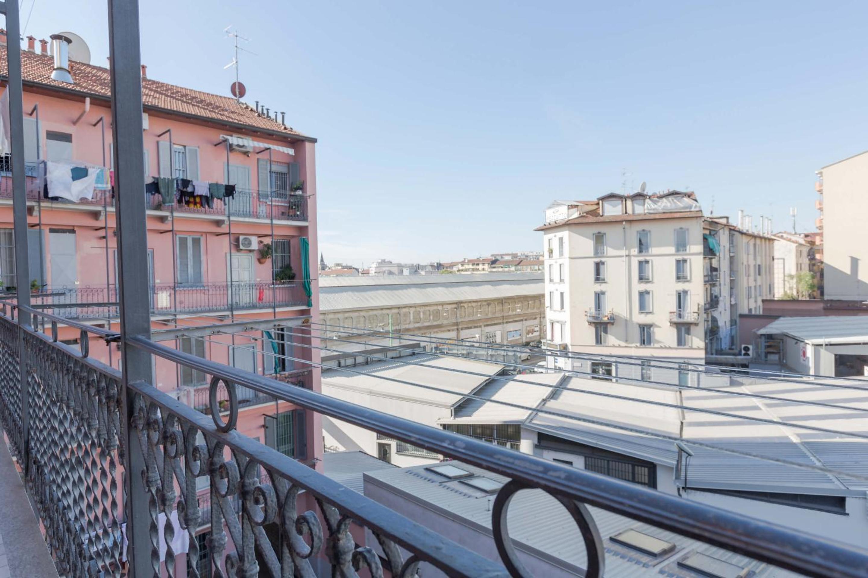 Stylish Studio, Skyline View, Modern Amenities