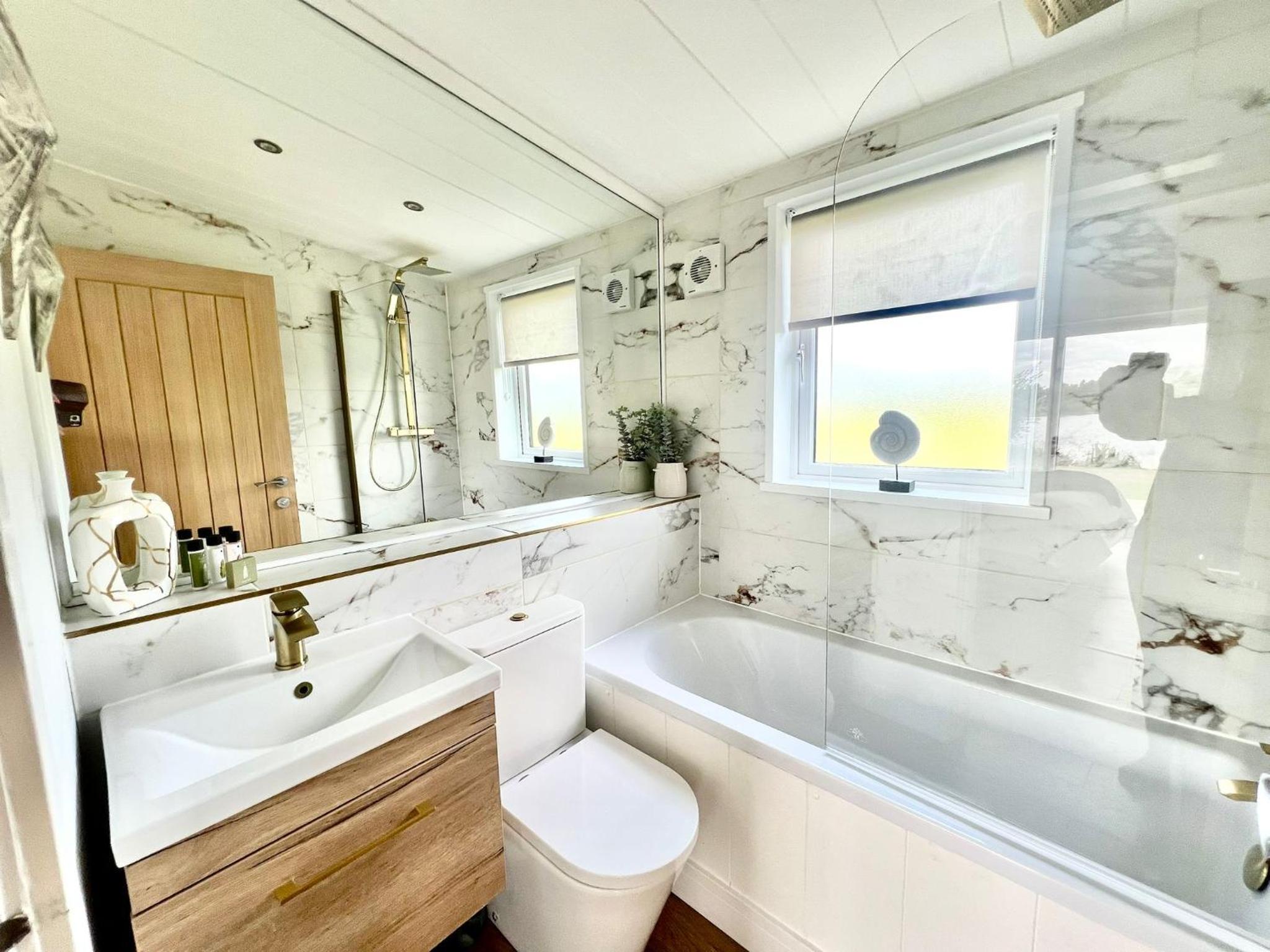 Phoenix Lodge - Luxury 2 ensuite bedrooms, lakeside views view 5