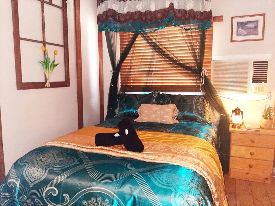 Rosewood Cottage -Entire 2 bedroom home with Netflix & WiFi