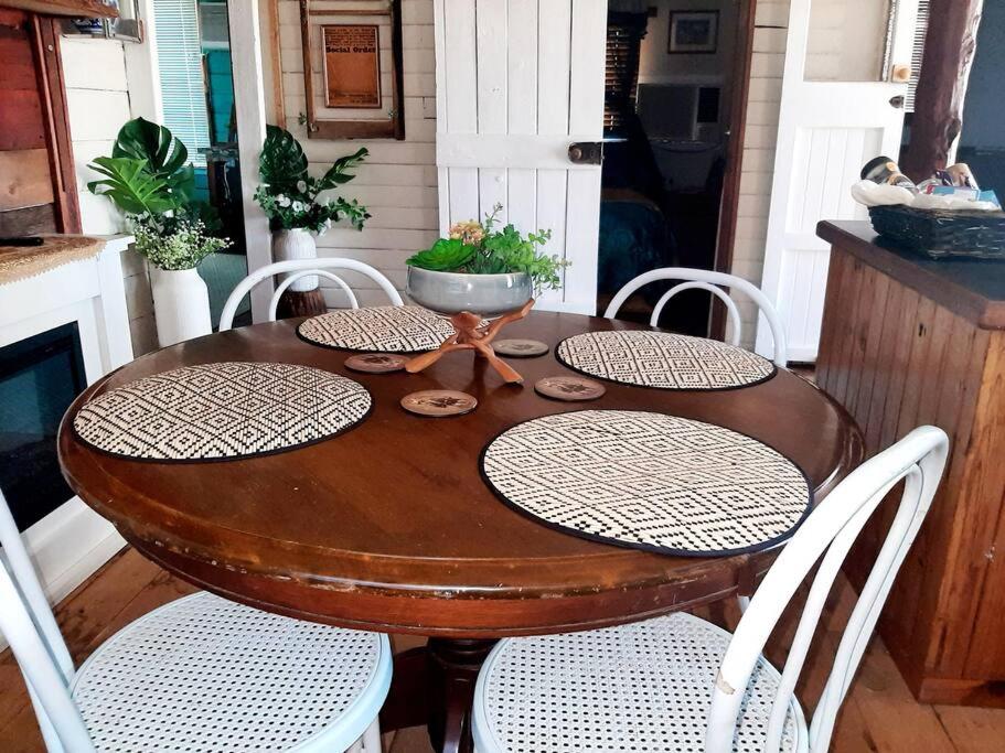 Rosewood Cottage -Entire 2 bedroom home with Netflix & WiFi